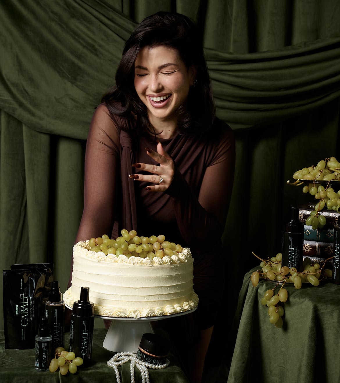 Marie souffle les bougies de l'anniversaire CABALE